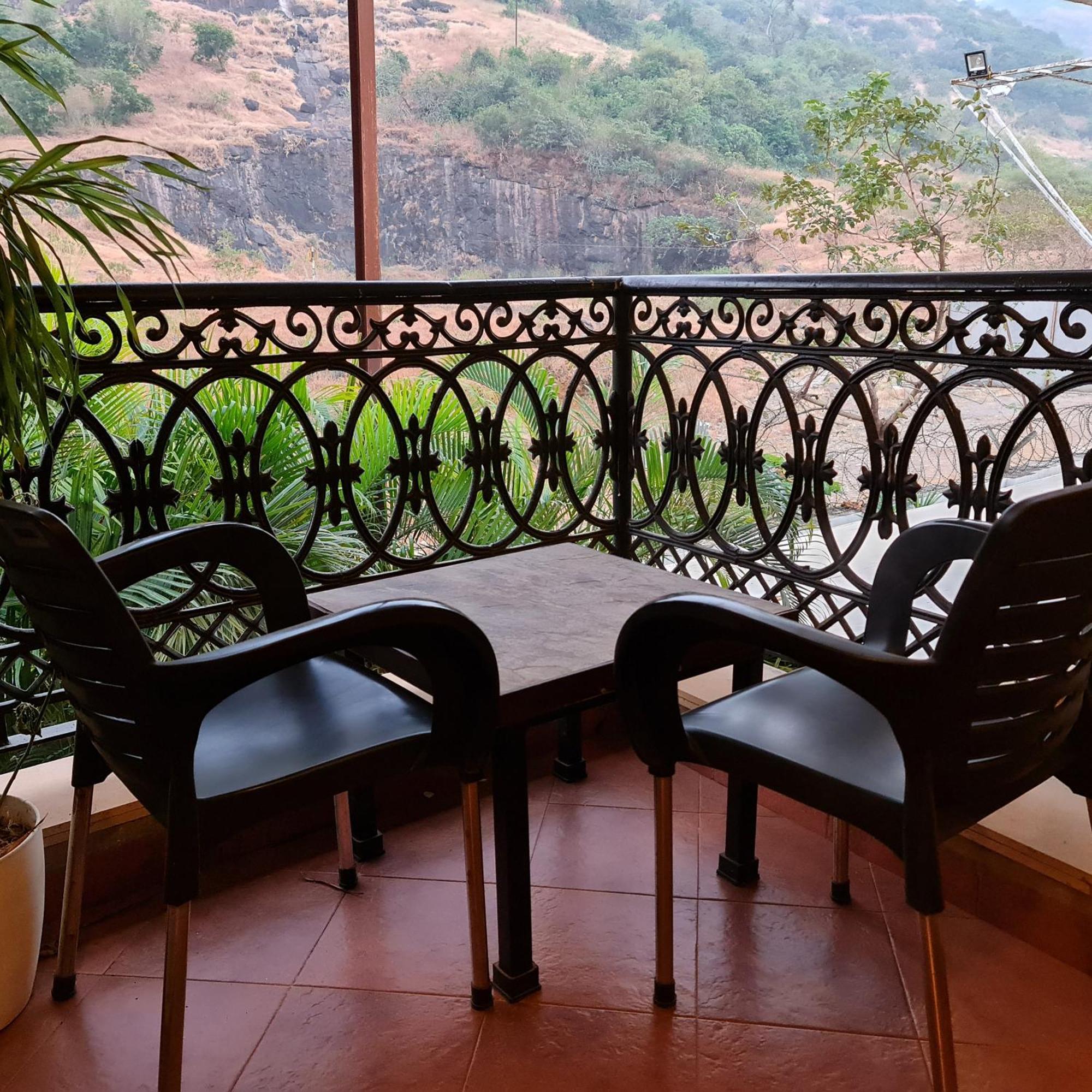 Misty Meadows, Lonavala Hotel Ngoại thất bức ảnh