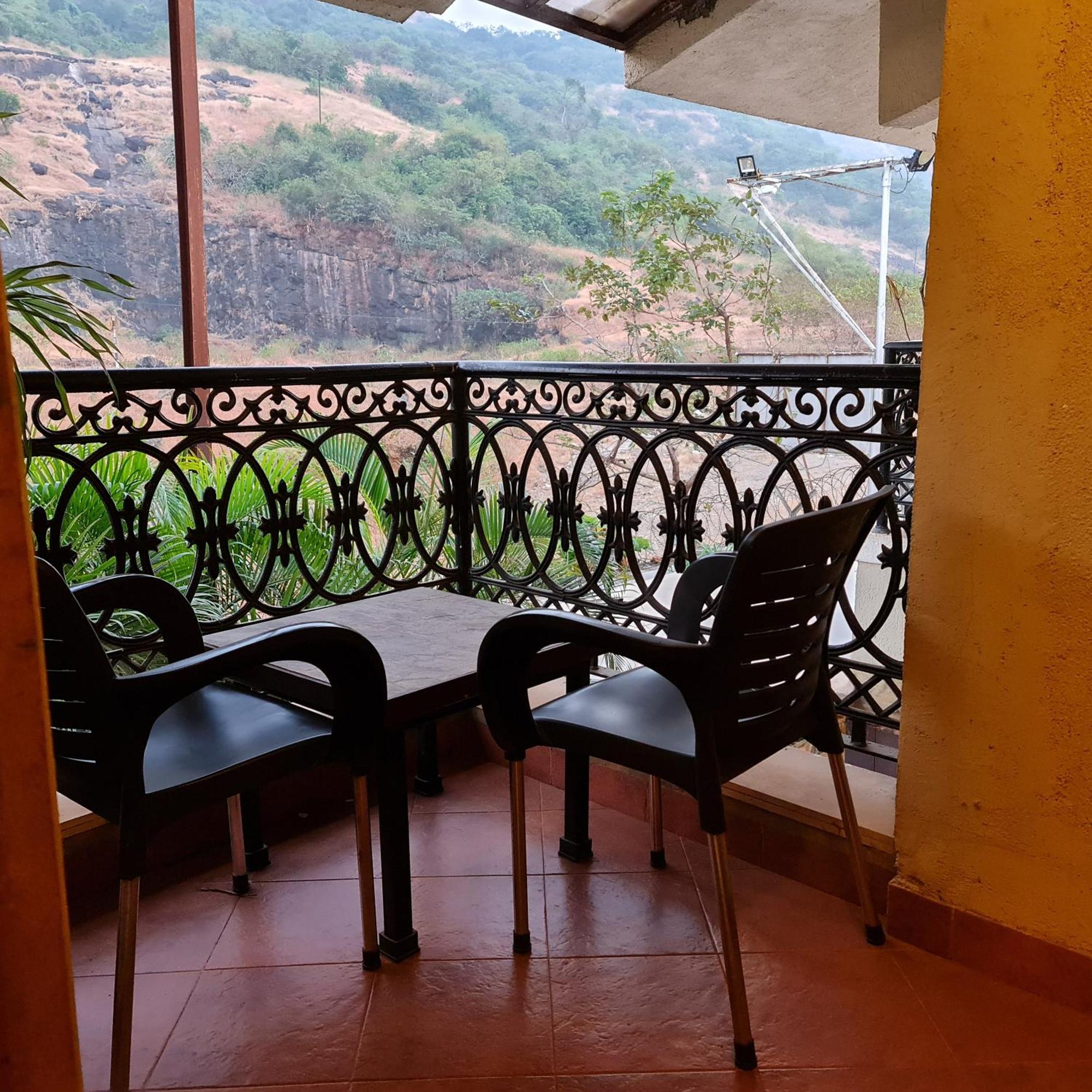 Misty Meadows, Lonavala Hotel Ngoại thất bức ảnh